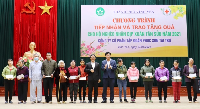 Đại diện lãnh đạo thành phố Vĩnh Yên, Công ty cổ phần tập đoàn Phúc Sơn trao quà Tết tặng các gia đình có hoàn cảnh khó khăn.