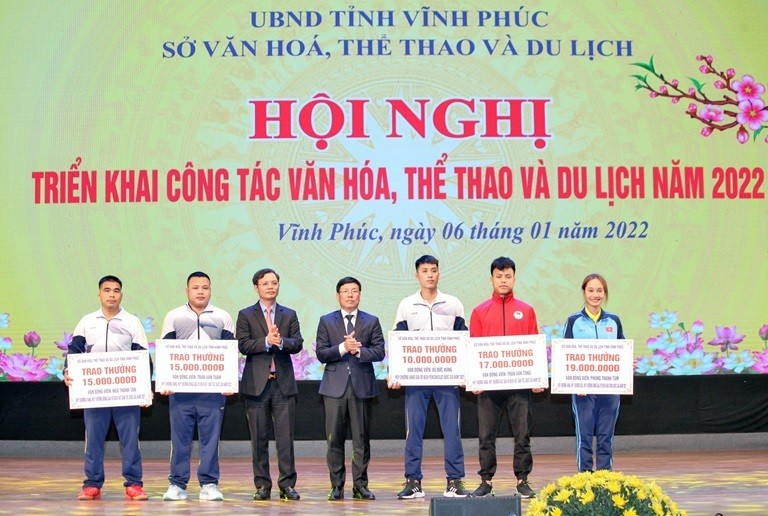 Chủ tịch UBND tỉnh Lê Duy Thành; Giám đốc Sở Văn hóa- Thể thao và Du lịch Bùi Hồng Đô trao thưởng cho các vận động viên đạt thành tích xuất sắc tại giải vô địch Quốc gia năm 2021