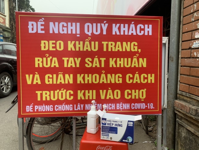 Đề nghị quý khách đeo khẩu trang, sửa tay sát khuẩn và giãn khoảng cách trước khi vào chợ