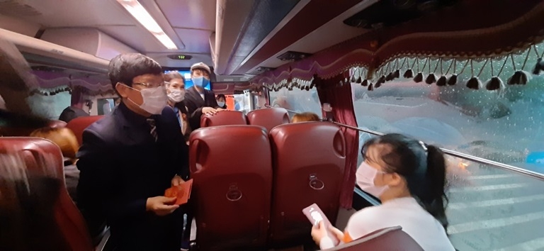 Chủ tịch UBND tỉnh Lê Duy Thành thăm hỏi, động viên và tặng quà công nhân lao động trên những chuyến xe Xuân nghĩa tình về quê đón Tết