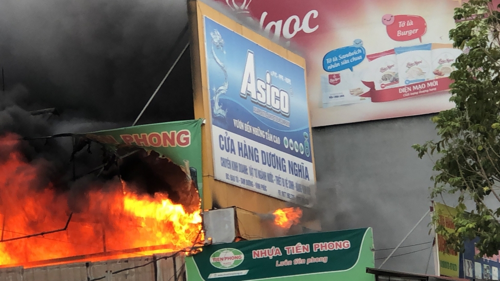 Cháy lớn tại cửa hàng bán điện nước Dương Nghĩa
