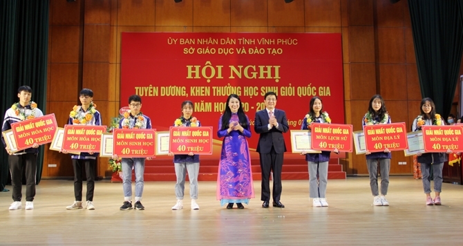 Bà Hoàng Thị Thúy Lan, ông Vũ Việt Văn trao thưởng cho các học sinh đạt giải nhất quốc gia