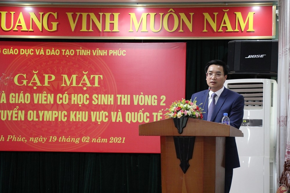 Ông Nguyễn Văn Huyến, Giám đốc Sở GD&ĐT tỉnh Vĩnh Phúcgiao nhiệm vụ cho thầy và trò tham gia vòng 2 chọn đội tuyển dự thi Olympic khu vực, quốc tế