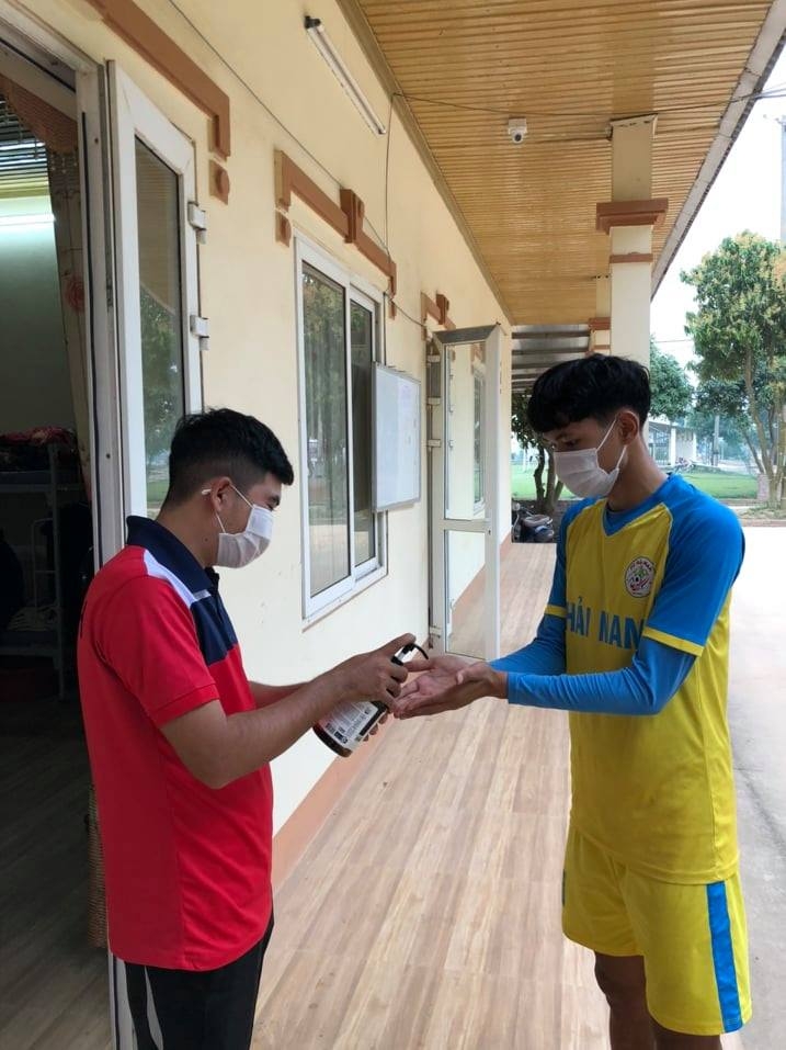 Cầu thủ CLB Hải Nam Vĩnh Phúc rửa tay, sát khuẩn để phòng chống dịch Covid-19