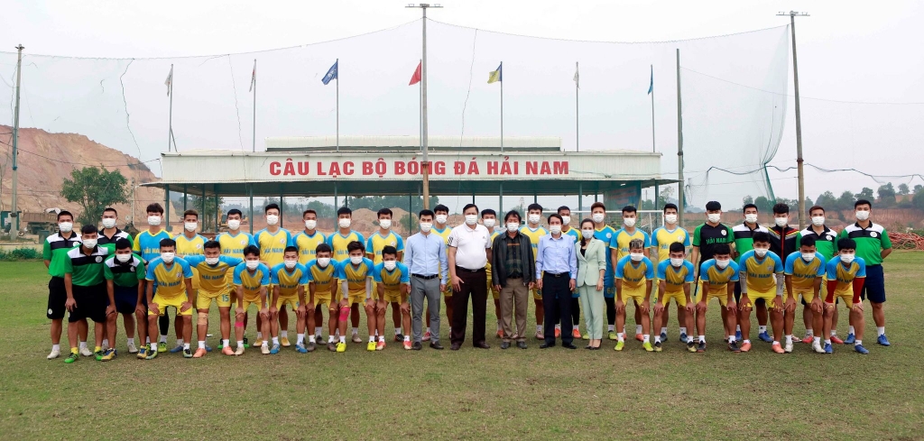 Đồng chí Bí thư Thành ủy Vĩnh Yên Nguyễn Ngọc Bình chụp ảnh ls  đá ưu niệm cùng các cầu thù CLB bong