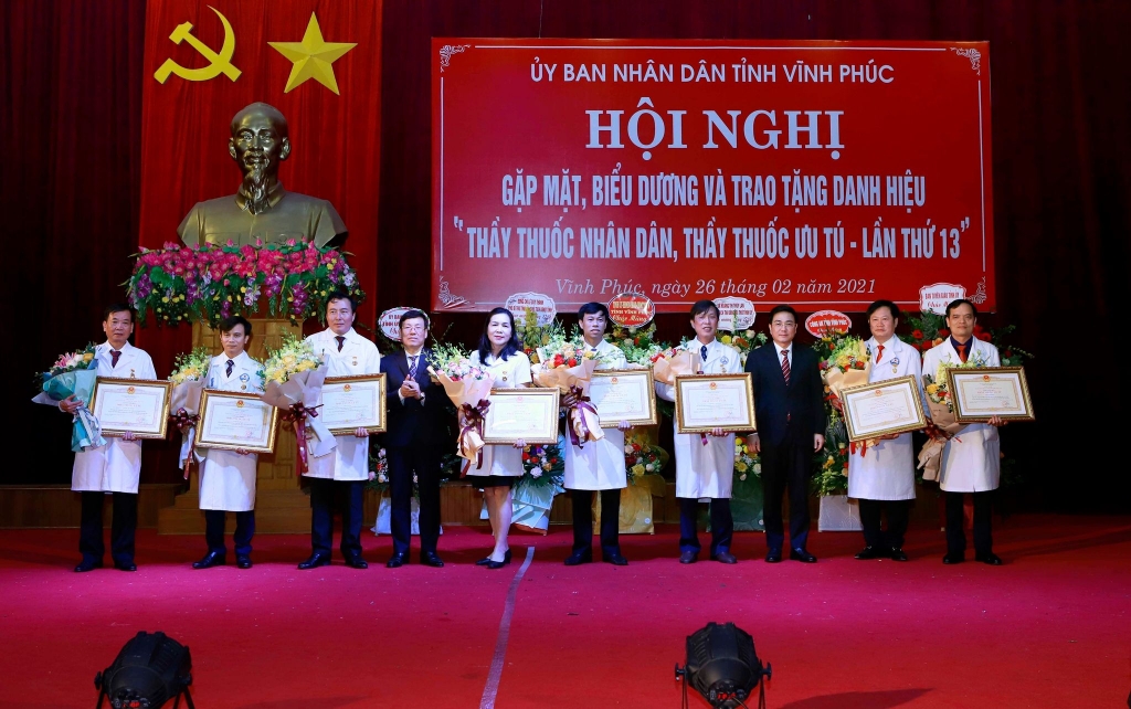 Chủ tịch UBND tỉnh Vĩnh Phúc Lê Duy Thành và Phó Chủ tịch Thường trực UBND tỉnh Vũ Việt Văn trao danh hiệu Thầy thuốc Ưu tú cho 8 bác sĩ.