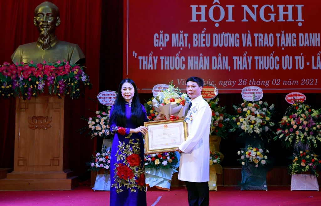 Thừa ủy quyền của Chủ tịch nước, Bí thư Tỉnh ủy Vĩnh Phúc Hoàng Thị Thúy Lan trao tặng danh hiệu Thầy thuốc Nhân dân cho bác sĩ Nguyễn Thanh Hải.