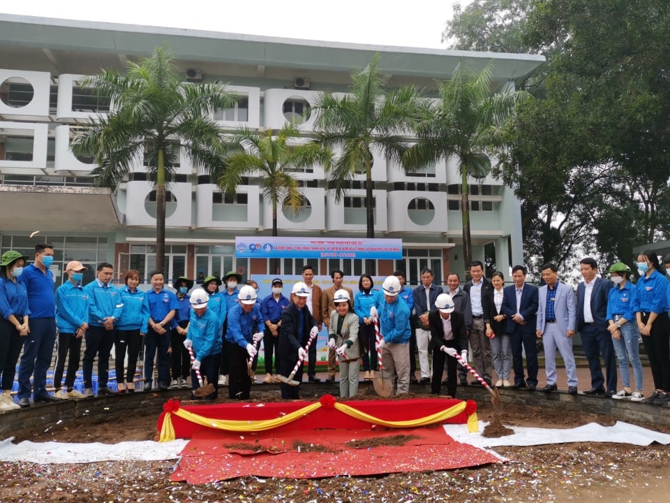 Các đại biểu khởi công xây dựng công trình thanh niên “Cột mốc Trường Sa”.