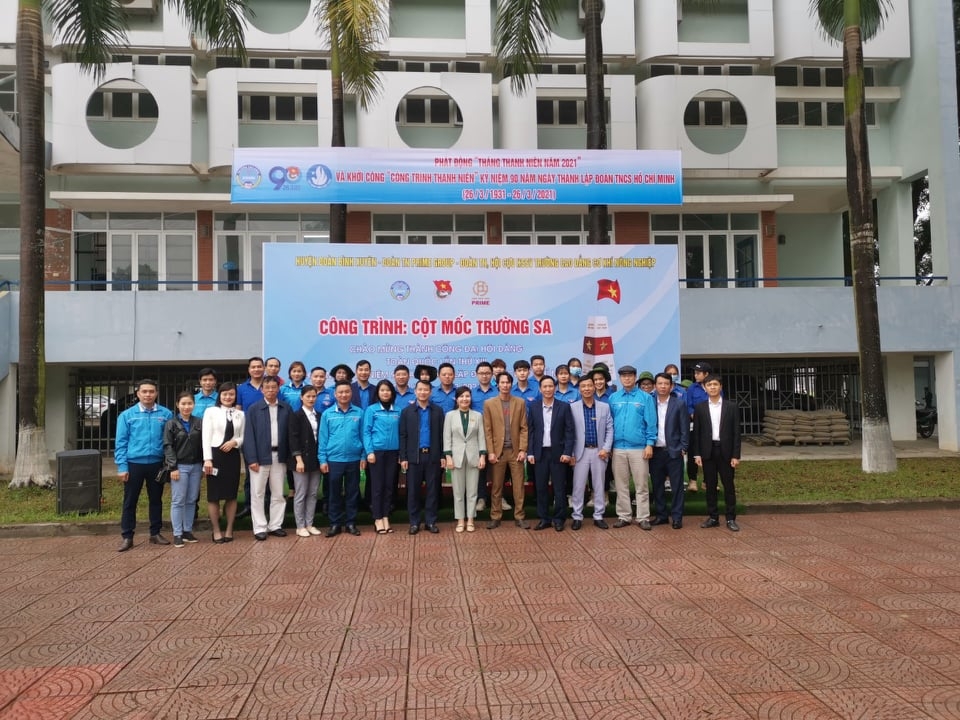 Các đại biểu chụp ảnh lưu niệm công trình thanh niên “Cột mốc Trường Sa”