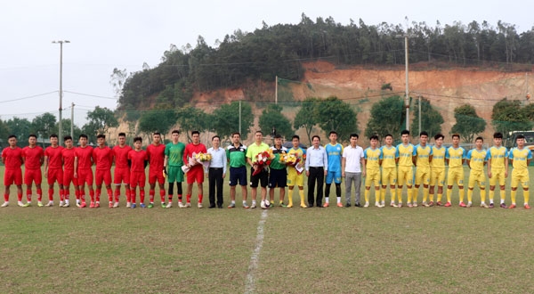 Lãnh đạo thành phố Vĩnh Yên tặng hoa chụp ảnh lưu niệm cùng 2 CLB