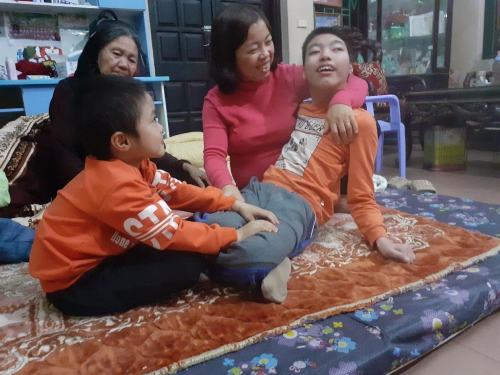 Nghị lực phi thường của nữ giáo viên có con bị bại não