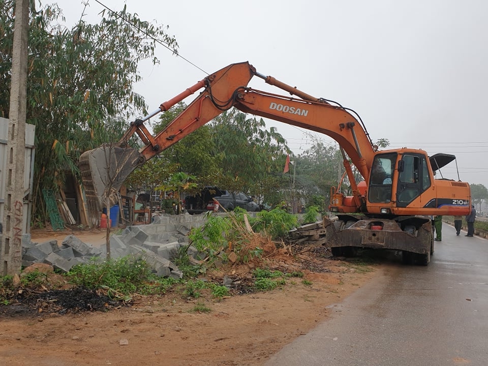 Các lực lượng chức năng và đơn vị thi công tiến hành công việc theo kế hoạch.