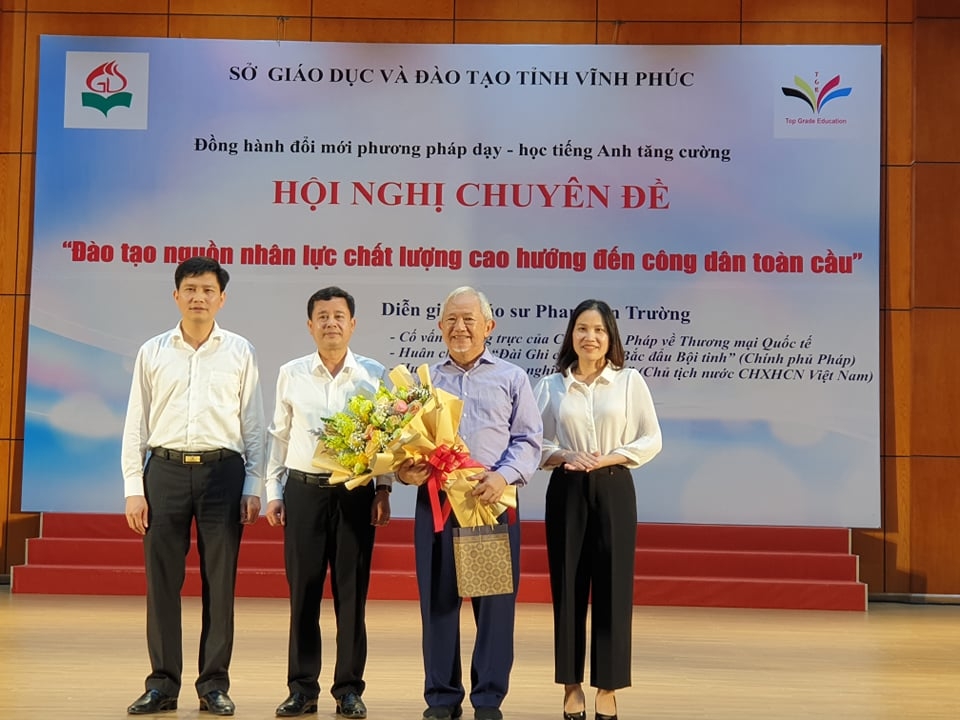 Lãnh đào Sở GD&ĐT tặng hoa chúc mừng Giáo sư Phan Văn Trường