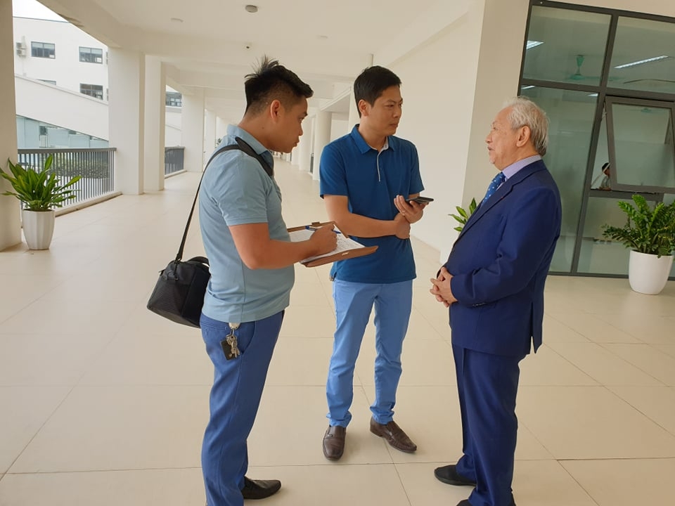 Phóng viên Báo Tuổi trẻ Thủ đô trao đổi với Giáo sư Phan Văn Trường 