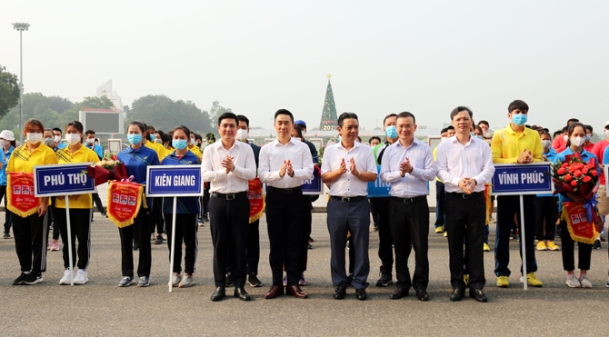 Thứ trưởng Bộ Văn hóa, Thể thao và Du lịch Hoàng Đạo Cương  và Phó Chủ tịch thường trực UBND tỉnh Vũ Việt Văn tặng hoa, cờ lưu niệm các đội tham gia