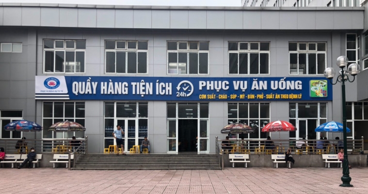 Một cửa hàng tiện ích xen kẽ với căng tin phục vụ ăn uống trong khuôn viên Bệnh viện Sản nhi Ninh Bình của Công ty Sen Hồng