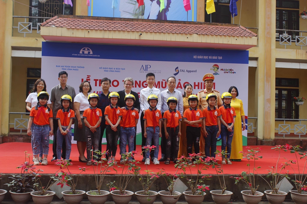 Trao tặng hơn 400 chiếc mũ bảo hiểm cho học sinh Tiểu học Sơn Lôi A