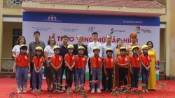 Vĩnh Phúc: Trao tặng hơn 400 mũ bảo hiểm cho học sinh trường Tiểu học Sơn Lôi A