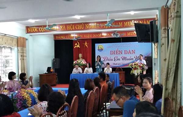 Nhà giáo Phan Thị Hằng Hải - Hiệu trưởng nhà trường giải đáp những tâm tư, nguyện vọng  của các em học sinh tại diễn đàn “Điều em muốn nói” .