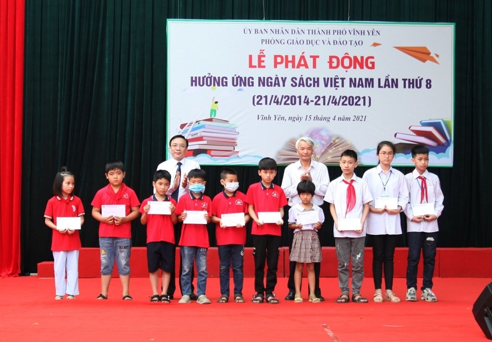 Lãnh đạo Sở GD&ĐT, ông Trần Văn Thúy - Phó Chủ tịch Hội Khuyến học tỉnh đã trao tặng 10 suất quà (mỗi suất trị giá 1 triệu đồng) cho 10 học sinh vượt khó của thành phố Vĩnh Yên