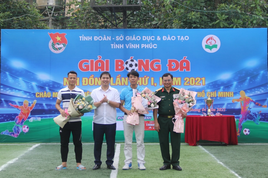 Đồng chí Trần Anh Tuấn - Phó Bí thư Tỉnh đoàn tặng hoa cho các nhà tài trợ giải bóng đá