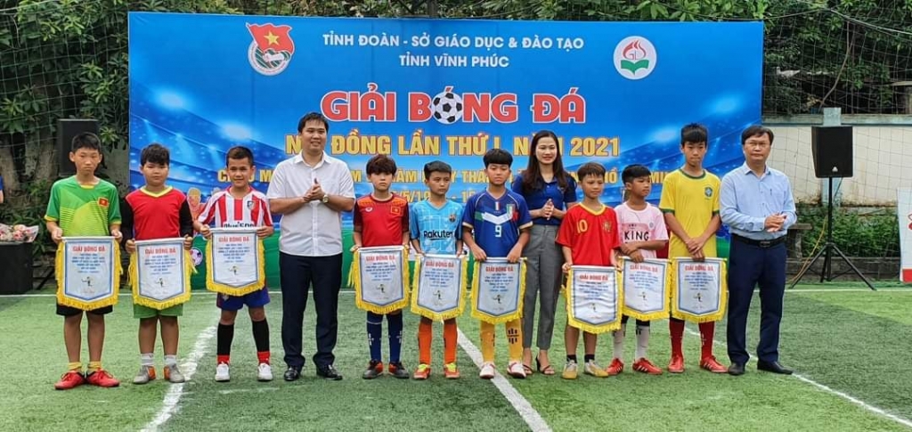 Các đồng chí Trần Anh Tuấn - Phó Bí thư Tỉnh đoàn; Nguyễn Lan Phương - UVBTV - Giám đốc Trung tâm Hoạt động thanh thiếu nhi trao cờ lưu niệm cho các đội tham gia giải đấu