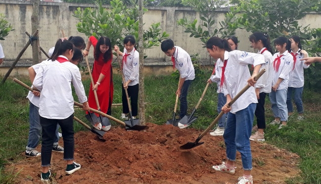 Các em học sinh trường THCS Yên Bình tham gia trồng cây tại buổi phát động