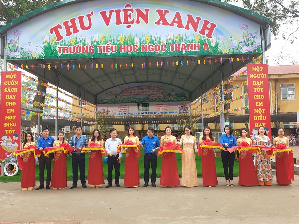 Cắt băng khánh thành công trình măng non “Thư viện xanh” nhằm thiết thực chào mừng 80 năm thành lập Đội TNTP Hồ Chí Minh