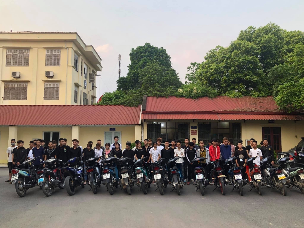 bắt được nhóm thanh niên gồm 60 đối tượng đi trên 42 xe mô tô lạng lách, đánh võng, “bốc đầu xe” tại tuyến đường QL2B, 