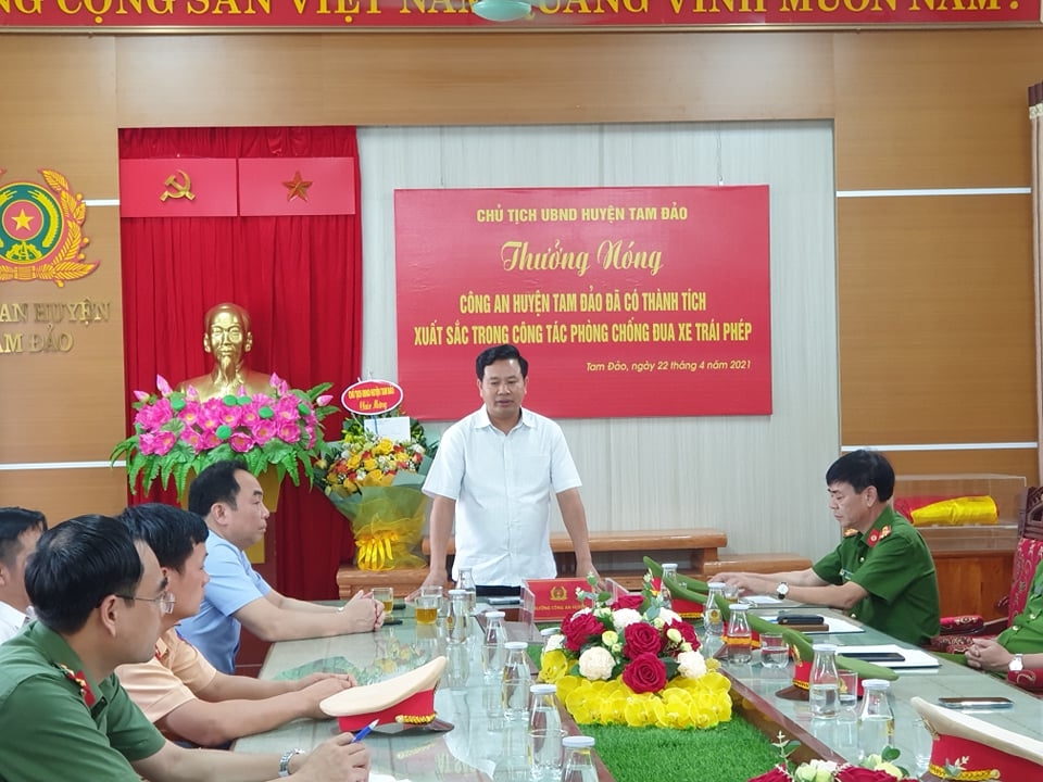 Đồng chí Đinh Văn Mười, Chủ tịch UBND huyện Tam Đảo công tác phòng, chống đua xe trái phép.