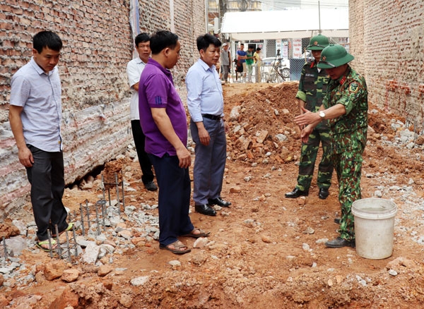 Lực lượng chức năng kiểm tra tại hiện trường