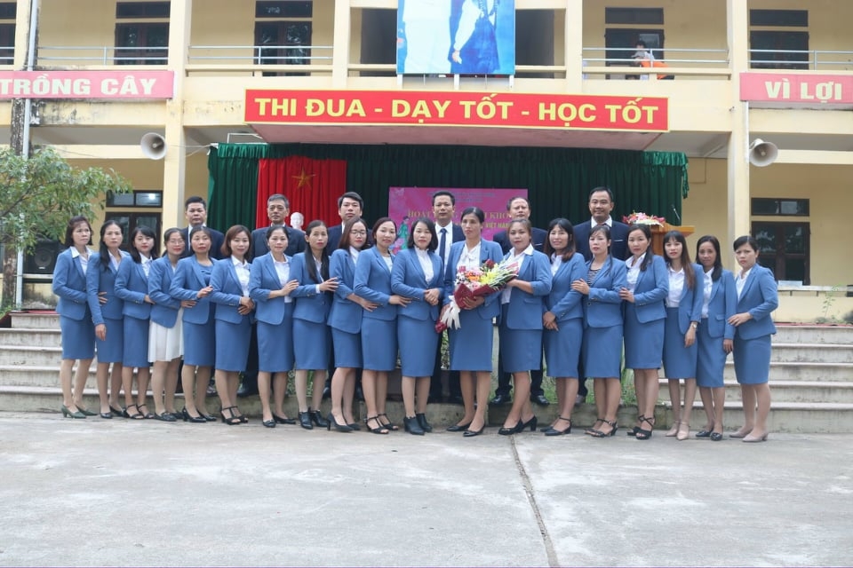 Tập thể cán bộ, giáo viên nhân viên trường THCS Hoàng Đan, huyện Tam Dương