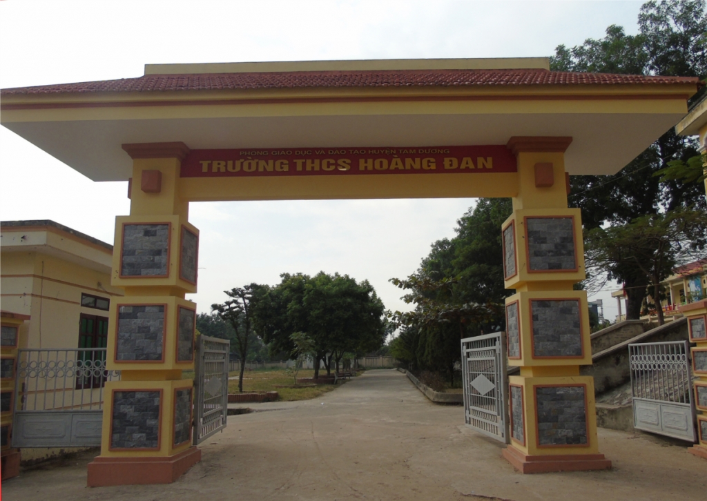 Cổng trường THCS Hương Canh khang trang, sạch đẹp