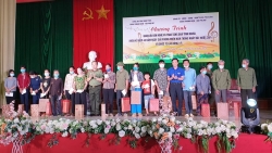 Vĩnh Phúc: Tổ chức giao lưu văn nghệ, trao tặng 150 xuất quà tình nghĩa xã Phú Xuân