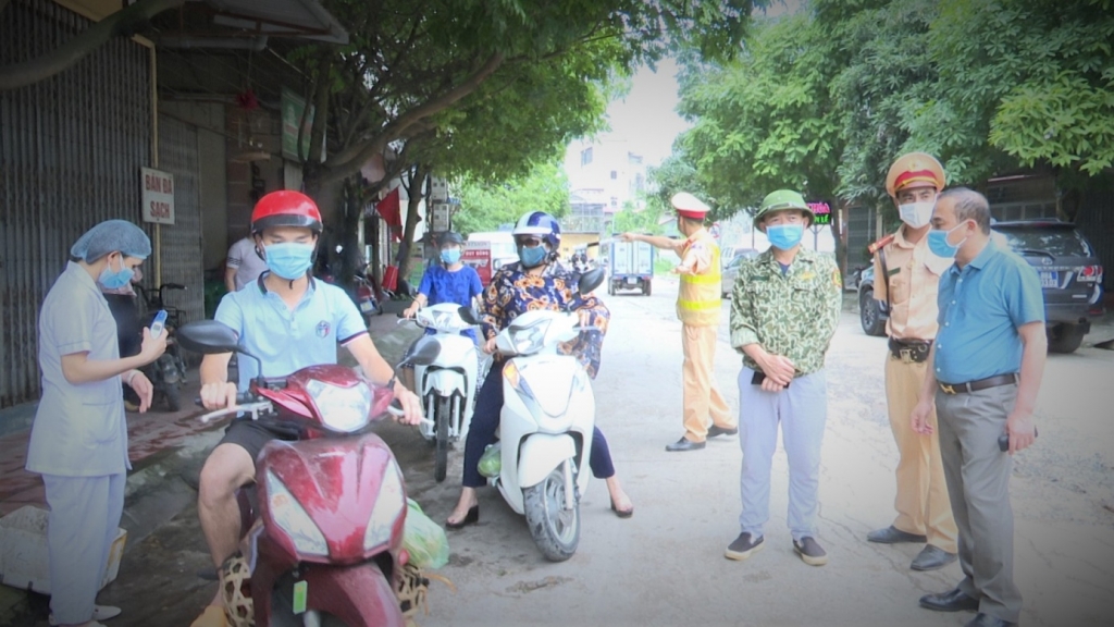 Đoàn lãnh đạo UBND thành phố kiểm tra chốt kiểm dịch tại chốt số 5, Khu đô thị Đồng Sơn