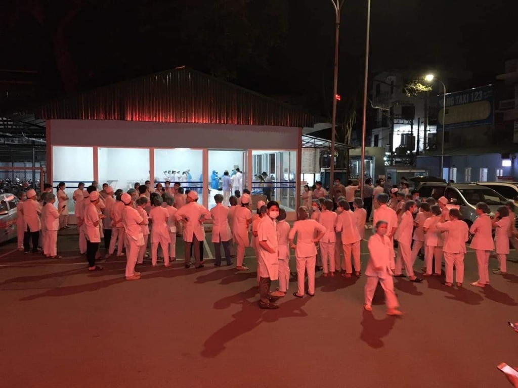 Lấy mẫu xét nghiệm Covid-19 ngay trong đêm