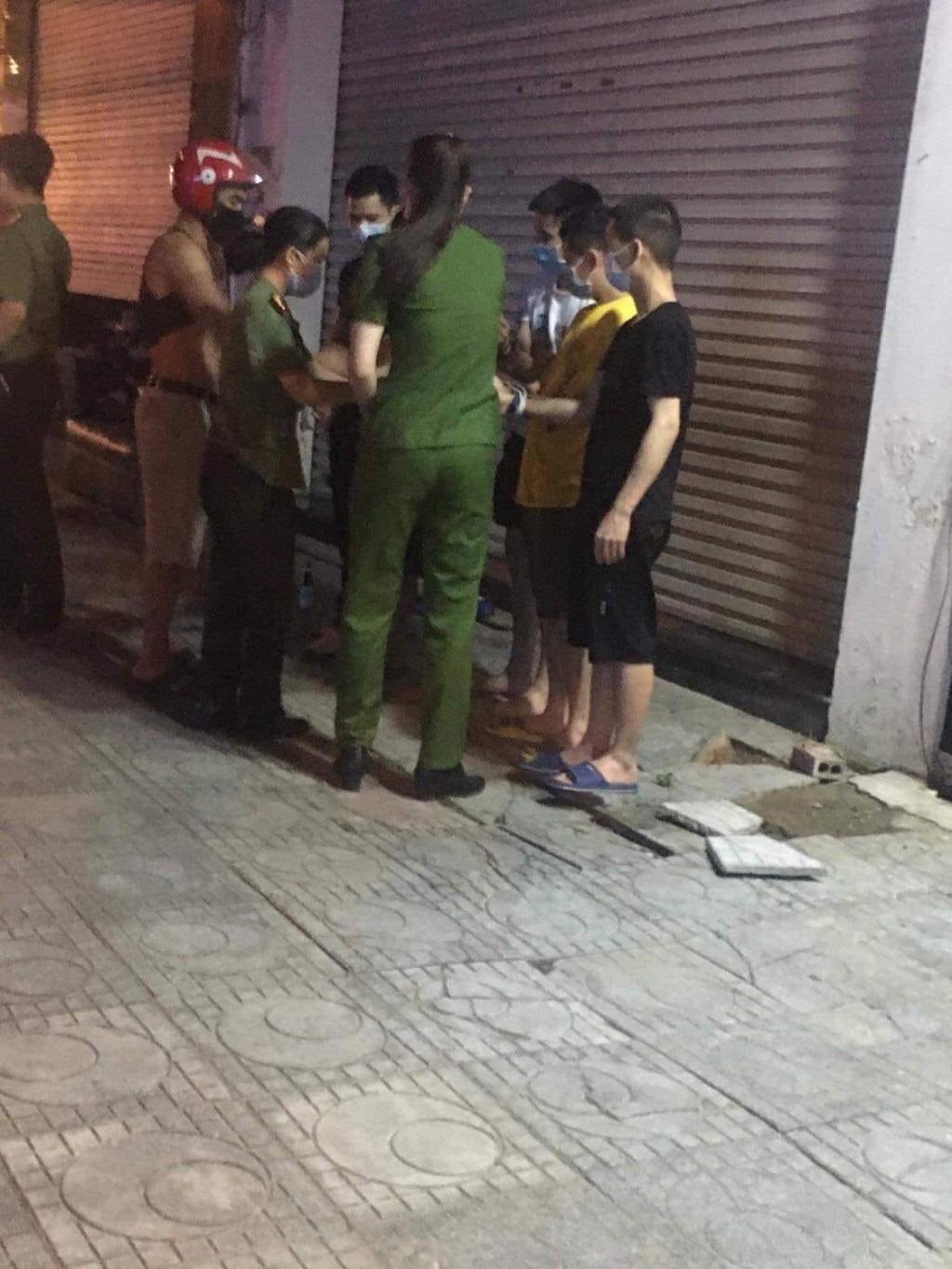 Lực lượng chức năng tiến hành kiểm tra các đối tượng người Trung Quốc nghi cư trú trái phép tại phường Liên Bảo, Vĩnh Yên