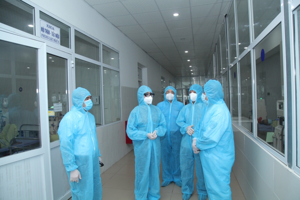 Bí thư Tỉnh ủy Vĩnh Phúc - Hoàng Thị Thúy Lan (thứ 2 từ trái) kiểm tra  tại Bệnh viện Đa khoa khu vực Phúc Yên