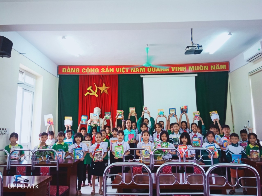 Trao quà cho học sinh nghèo trường TH Cao Minh