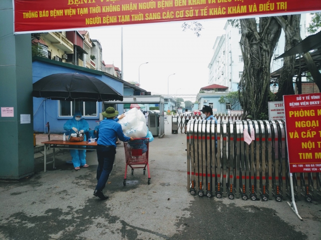 Đoàn viên thanh niên hỗ trợ vận chuyển vật dụng tại Bệnh viên Đa khong Phúc Yên 