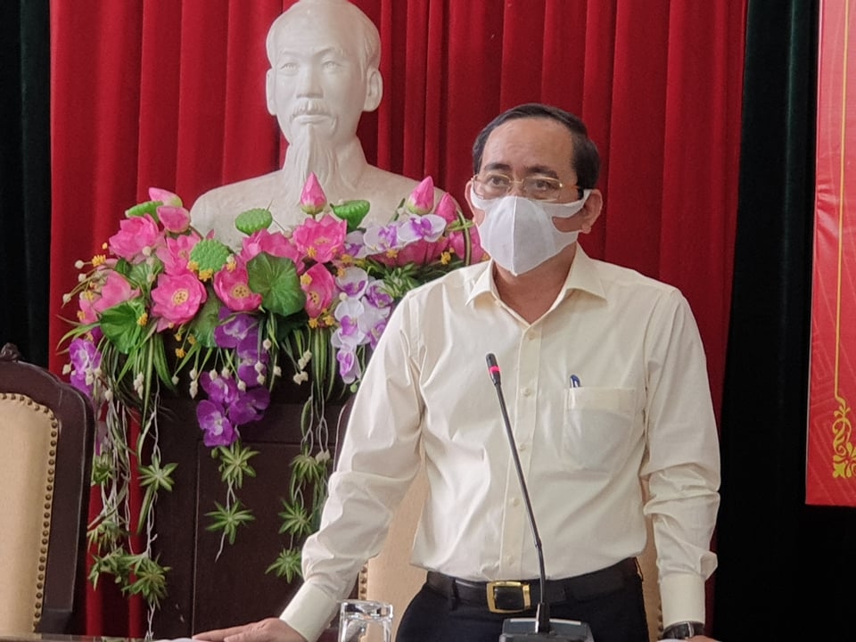 Đ.c Lương Văn Long, Tỉnh ủy viên, Phó Bí thư thành ủy, Chủ tịch UBND, trưởng BCD phòng, chống dịch bệnh Covid phát biểu tại cuộc họp báo