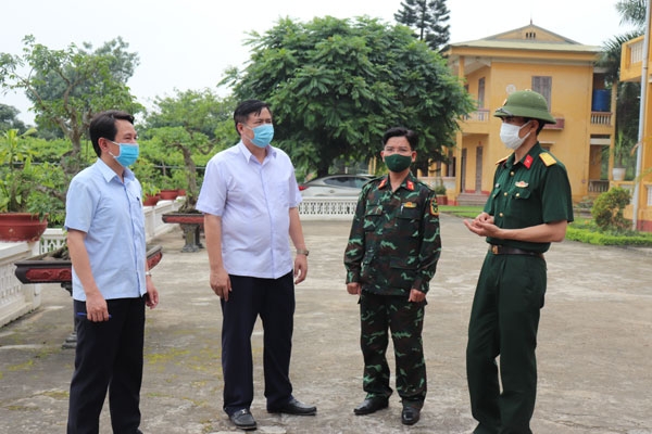 Lãnh đạo thành phố thăm, động viên những cán bộ, chiến sỹ tại Tiểu Đoàn 5, trường Quân Sự Quân Khu 2