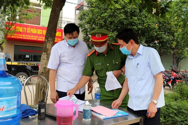 Kiểm tra chốt kiểm soát dịch tại Đường Tôn Đức Thắng, phường Khai Quang