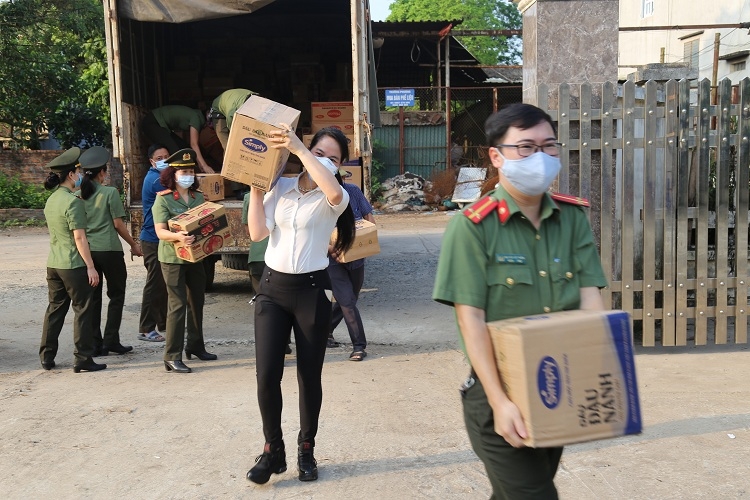 Hội phụ nữ - Đoàn thanh niên Công an tỉnh và nhà hảo tâm Lê Thị Thu tặng quà cho nhân dân thôn Báo Văn 1