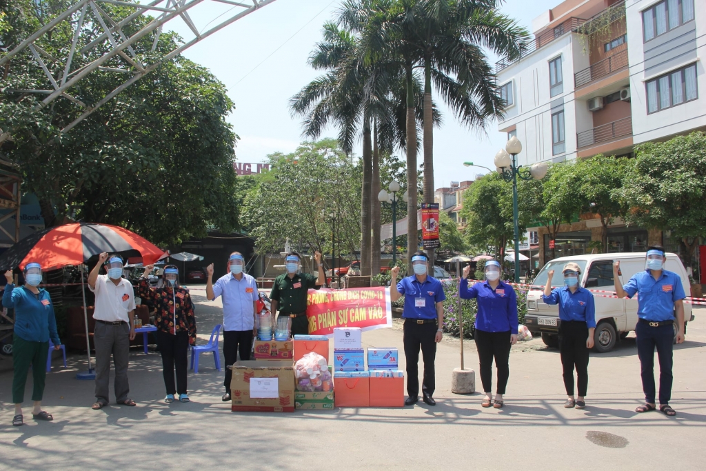 Đ.c Nguyễn Trung Kiên - Bí thư Tỉnh đoàn - Chủ tịch Hội LHTN Việt Nam tỉnh Vĩnh Phúc trao tặng khẩu trang y tế và mũ chống giọt bắn phòng chống dịch Covid-19 cho chốt kiểm soát dịch bệnh thị trấn Yên Lạc.