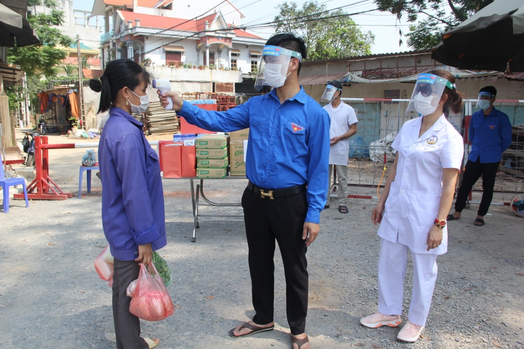 ĐVTN tình nguyện tham gia kiểm soát dịch bệnh tại chốt kiểm dịch trên địa bàn huyện Yên Lạc.