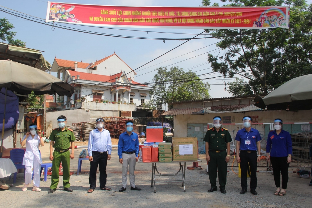 Đ.c Nguyễn Trung Kiên - Bí thư Tỉnh đoàn - Chủ tịch Hội LHTN Việt Nam tỉnh Vĩnh Phúc cùng đại diện Viettel Vĩnh Phúc trao tặng khẩu trang y tế và mũ chống giọt bắn phòng chống dịch Covid-19 cho chốt kiểm soát dịch bệnh xã Bình Định.