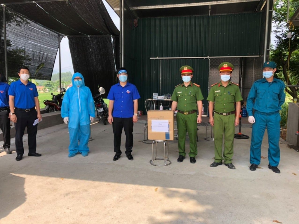 Đ/c Trần Anh Tuấn - Phó Bí thư Tỉnh đoàn tới thăm và tặng quà các chốt kiểm soát dịch bệnh covid-19 trên địa bàn huyện Lập Thạch Đ/c Trần Anh Tuấn - Phó Bí thư Tỉnh đoàn tới thăm và tặng quà các chốt kiểm soát dịch bệnh covid-19 trên địa bàn huyện Lập Thạch