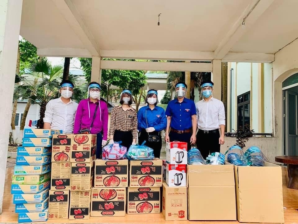 Chi đoàn Sở Lao động TB&XH trao mũ chắn giọt bắn và các nhu yếu phẩm cho các huyện Tam Dương, Lập Thạch và Sông Lô