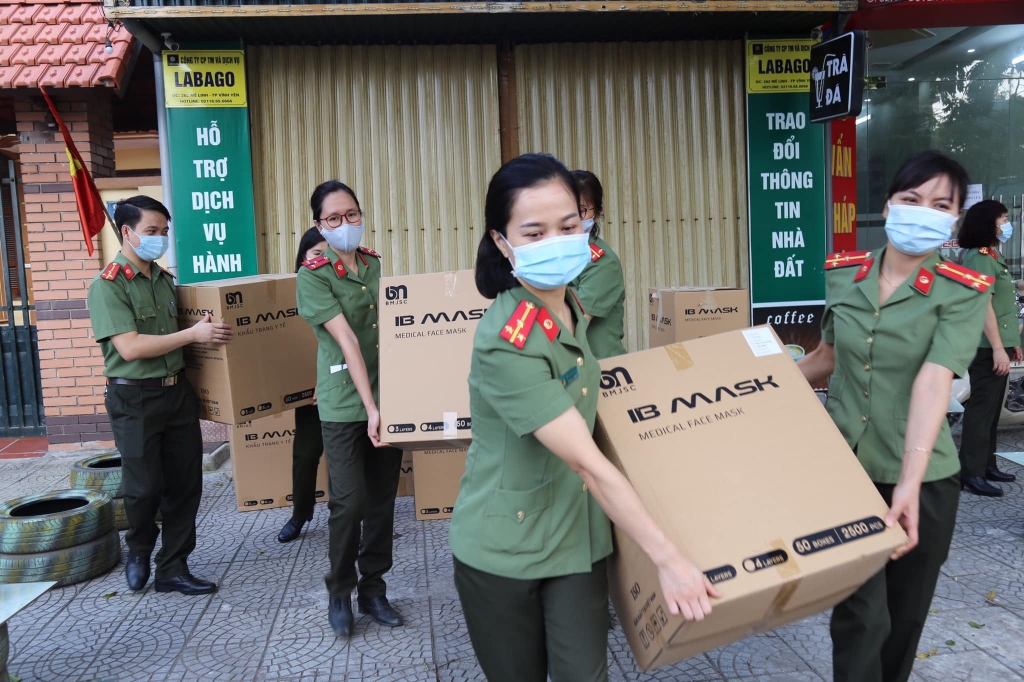 Đoàn thanh niên Công an tỉnh trao tặng 50.000 khẩu trang y tế cho xã Phú Xuân - huyện Bình Xuyên Đoàn thanh niên Công an tỉnh trao tặng 50.000 khẩu trang y tế cho xã Phú Xuân - huyện Bình Xuyên